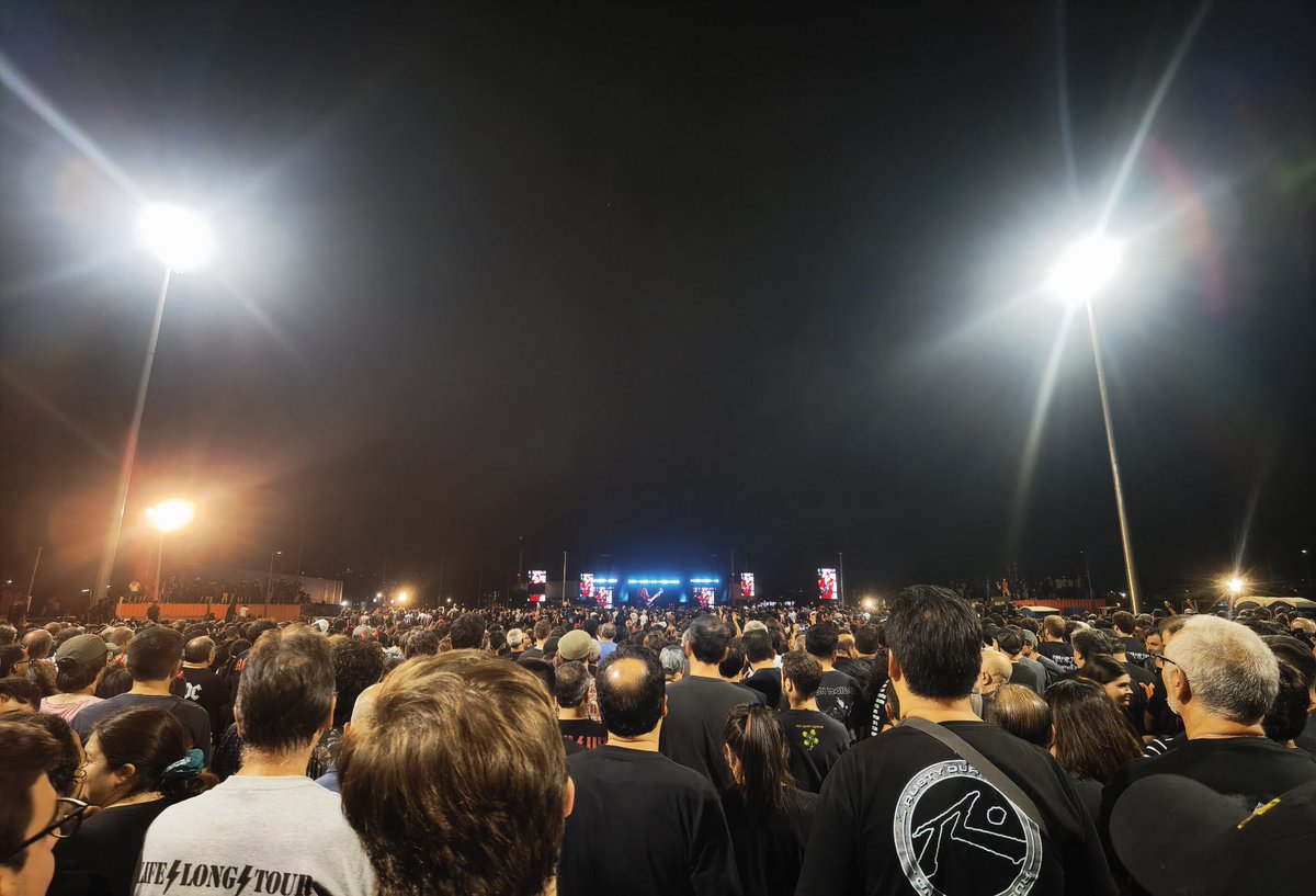 astrolula's tweet photo. @Ticketmaster que pasa con el audio en el concierto de #acdc, en cancha general no se escucha nada!!! Y para rematar las luces encedidas... https://t.co/AfPGm3NYVG