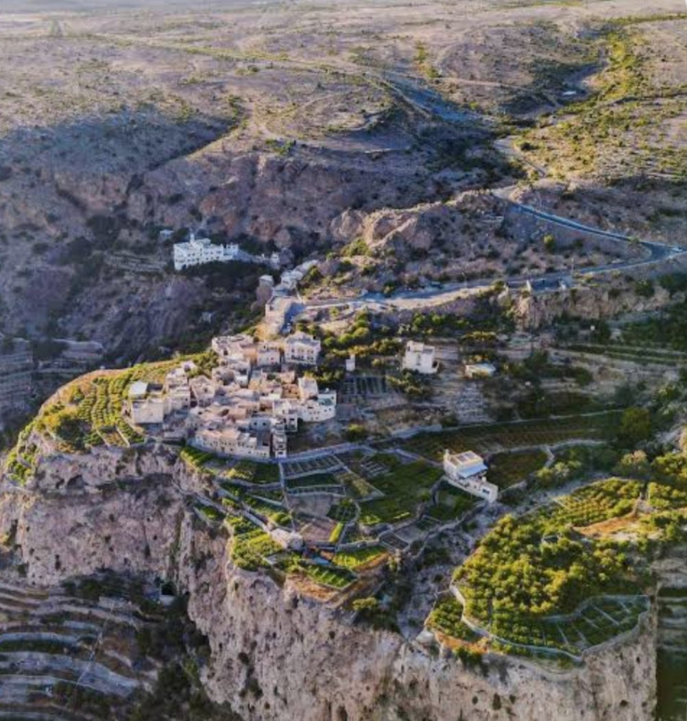 ViewOne32608's tweet photo. ￼

￼

Skyline of Nizwa in central Oman. The mountain, Jebel Akhdar, is visible in the background. https://t.co/da0mLBkybg