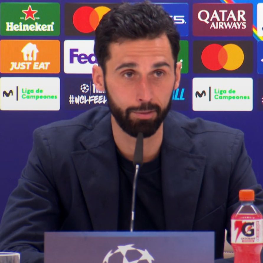 SeputarMadrid's tweet photo. 🚨 Álvaro Arbeloa usai kemenangan 3-0 di leg pertama melawan Manchester City: “Kami memang memenangkan satu pertandingan dan ini malam yang luar biasa bagi para pemain dan Bernabéu, tetapi di klub ini yang dirayakan adalah gelar, bukan kemenangan.”

“Apalagi kemenangan yang untuk saat ini belum membawa kami ke mana-mana atau memberi tiket lolos.”

“Kami masih berada di tengah eliminasi, unggul tiga gol, tetapi kami menghadapi lawan yang jika kami sedikit saja lengah akan menghukum kami. Saya sangat jelas tentang hal itu.”

“Kami harus belajar dari banyak kesempatan lain ketika keunggulan 3-0 pernah dibalikkan. Tidak boleh lengah, kami harus pulih dengan baik dan mempersiapkan diri untuk pertempuran berat di Manchester.” #UCL