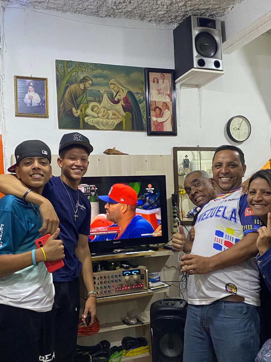 RichardBesones's tweet photo. @Canal_Televen en familia apoyando a Venezuela https://t.co/strE71E06Z