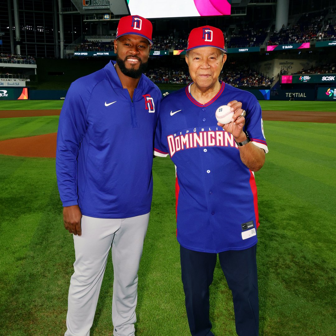 Hall of Famer Juan Marichal threw out the ceremonial first pitch at tonight's Team Dominican Republic-Team Venezuela game!
