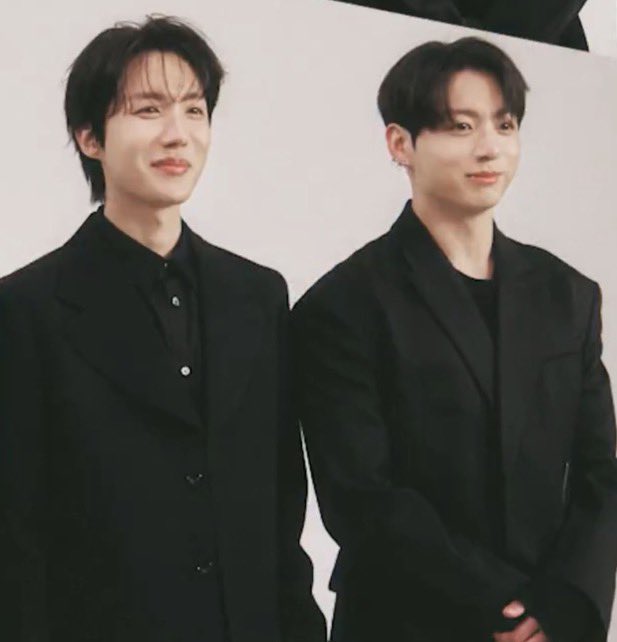 hourlyhk's tweet photo. hobi and jk netflix photos😭🫂

#jungkook #jhope https://t.co/pONtLWWce9