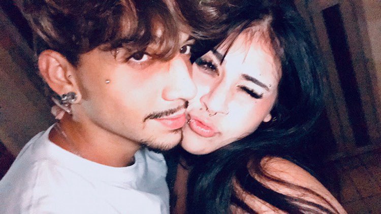 uma vez eu fui na balada e me apaixonei a primeira vista (ele me deu um fora e isso feriu meu ego). jurei que eu só iria pra casa se aquele gatinho da balada me notasse. Dito isso: 

estou a 3 anos com o gatinho da balada, te amo mi amor meu tudo, smp nos!