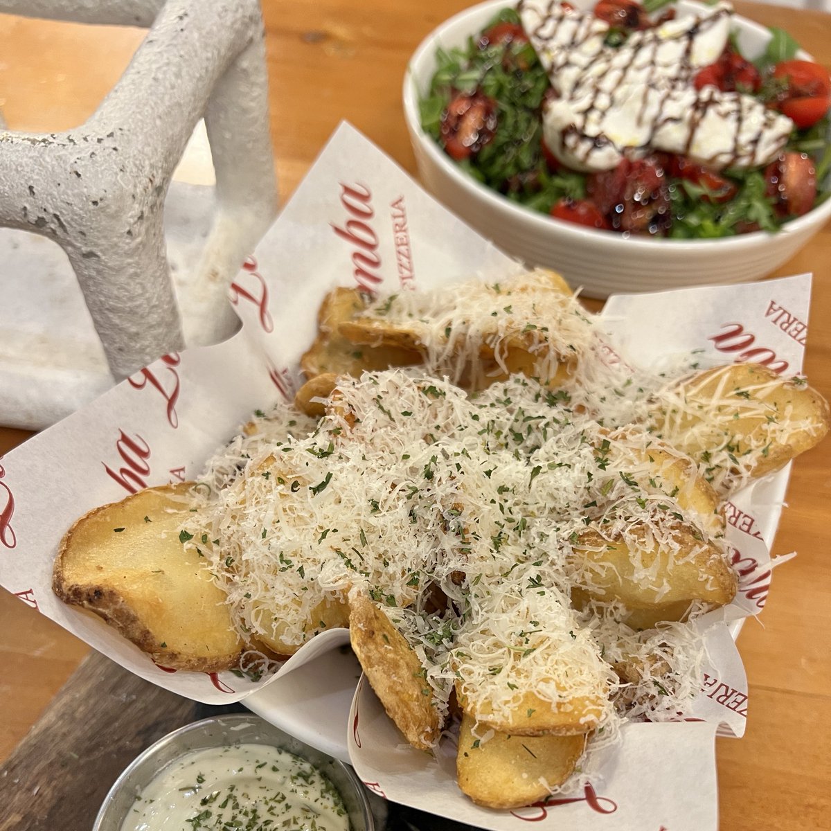 in_mkh's tweet photo. في مكة فيه مطعم بيتزا ما أخذ حقه إعلامياً 👀🍕

جربت LABOMBA PIZZERIA في أم الكتاد…  
والصراحة البيتزا عندهم 🔥  
العجينة ممتازة، النكهه لطيفة، والسعر مناسب.

لو كنت من عشاق البيتزا في مكة لا يفوتك تجربته.

📍 أم الكتاد – قبل جامع البلد الأمين

(الصور تتكلم 👇)

#مكة #مطاعم_مكة #بيتزا