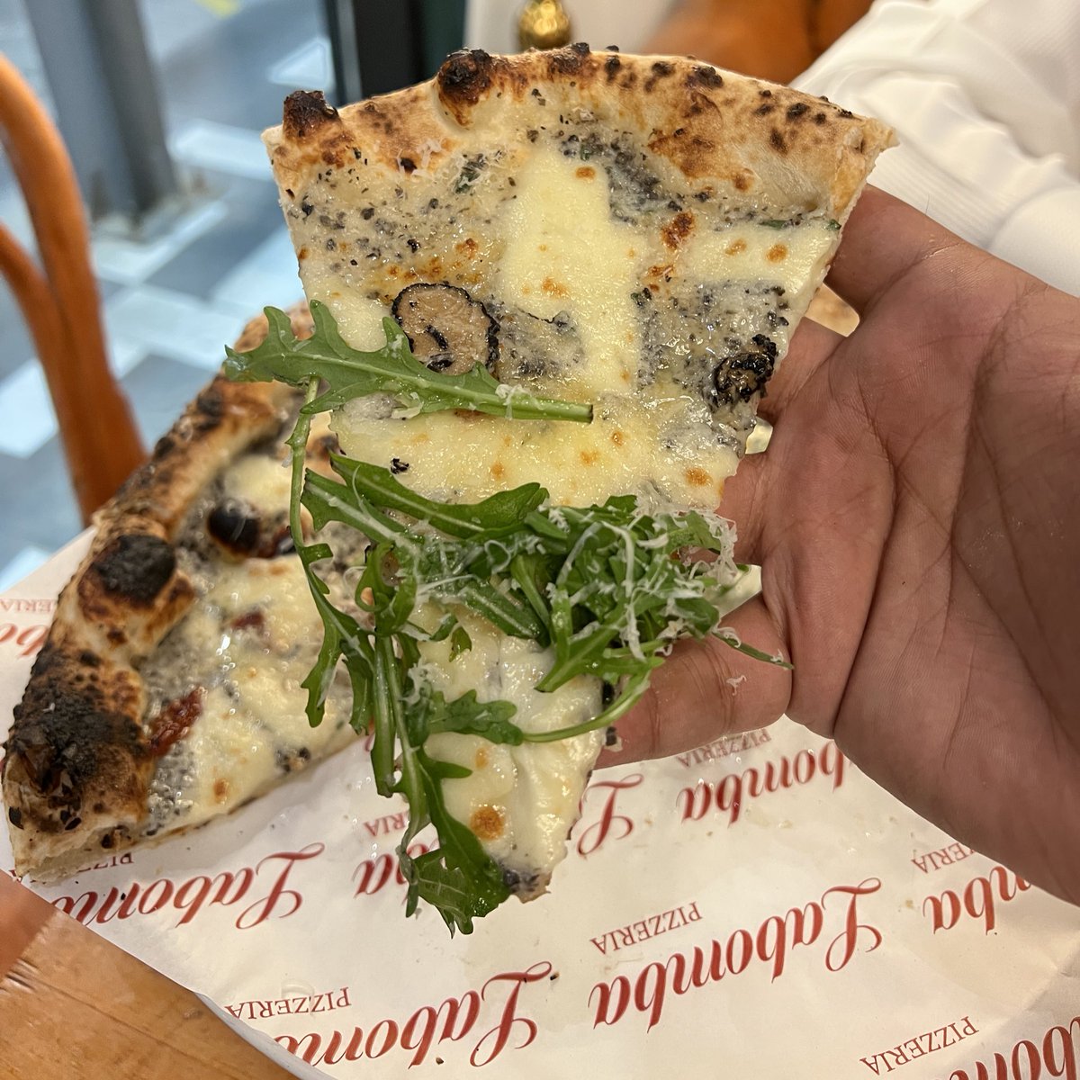 in_mkh's tweet photo. في مكة فيه مطعم بيتزا ما أخذ حقه إعلامياً 👀🍕

جربت LABOMBA PIZZERIA في أم الكتاد…  
والصراحة البيتزا عندهم 🔥  
العجينة ممتازة، النكهه لطيفة، والسعر مناسب.

لو كنت من عشاق البيتزا في مكة لا يفوتك تجربته.

📍 أم الكتاد – قبل جامع البلد الأمين

(الصور تتكلم 👇)

#مكة #مطاعم_مكة #بيتزا