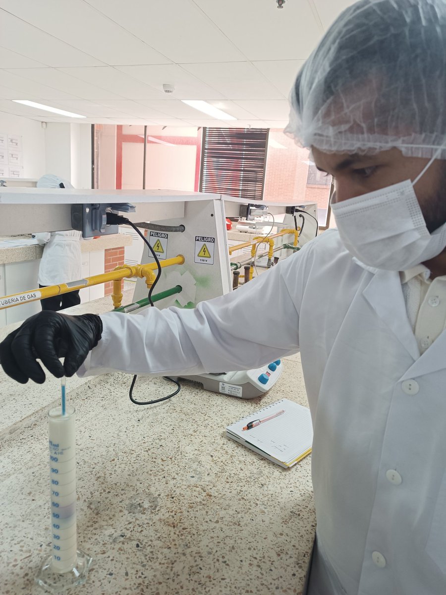 Estudiantes del programa #IngenieriaDeAlimentos de la <a href="/UNAD_ZCBC/">UNAD Zona Centro Bogotá Cundinamarca</a> realizando pruebas de plataforma a la leche cruda, aplicando conocimientos y habilidades en el laboratorio.  #VidaUniversitariaUNAD <a href="/AlimentosUNAD/">Alimentos UNAD</a>