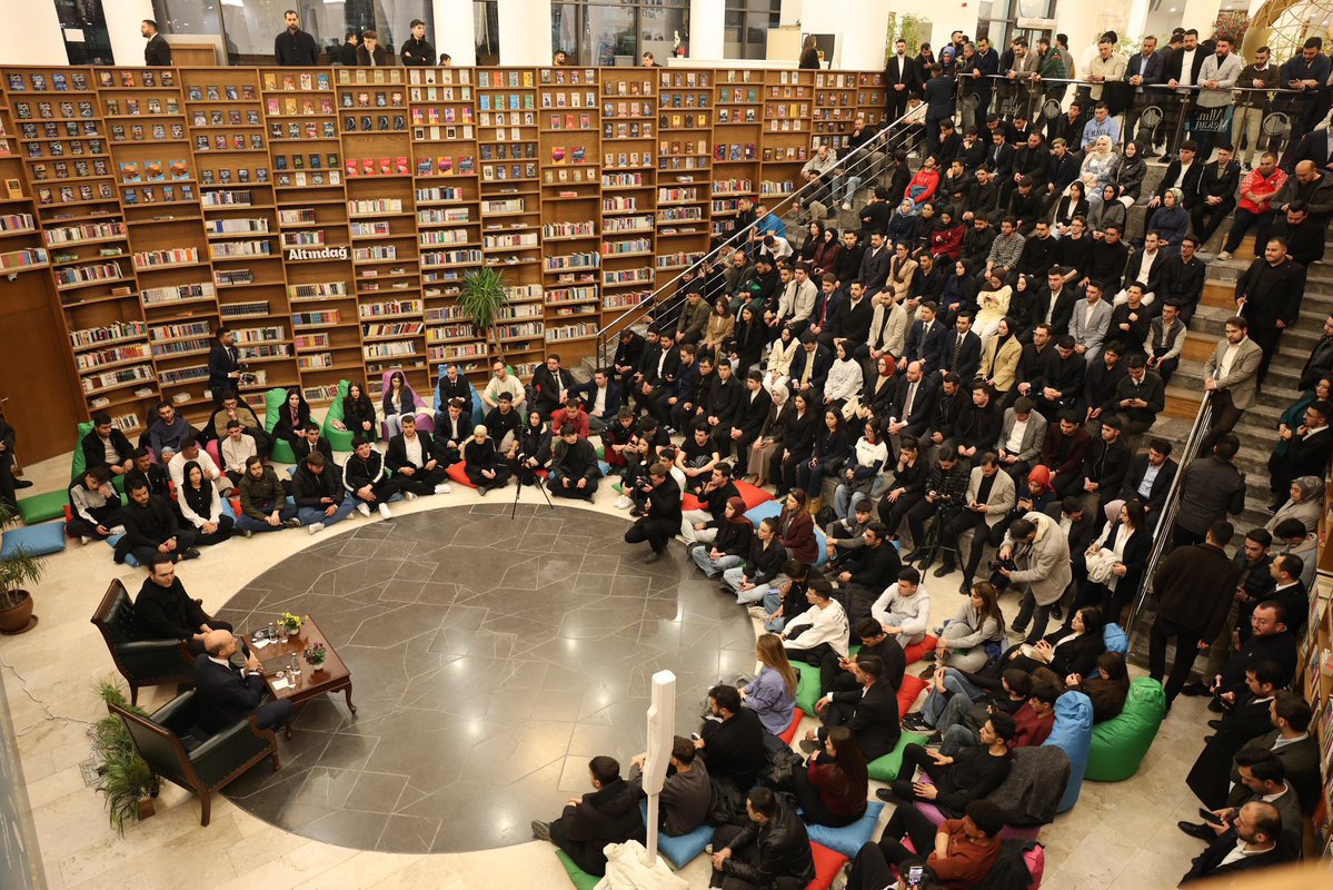 📍Ankara

Altın Mekan’da söz kıymetli Bilal Erdoğan ağabeyimizdeydi.

Gençlere yönelik altın değerindeki nasihatlerini dinledik.

Katılımları ve samimi sohbeti için şükranlarımızı sunuyoruz. 🌙