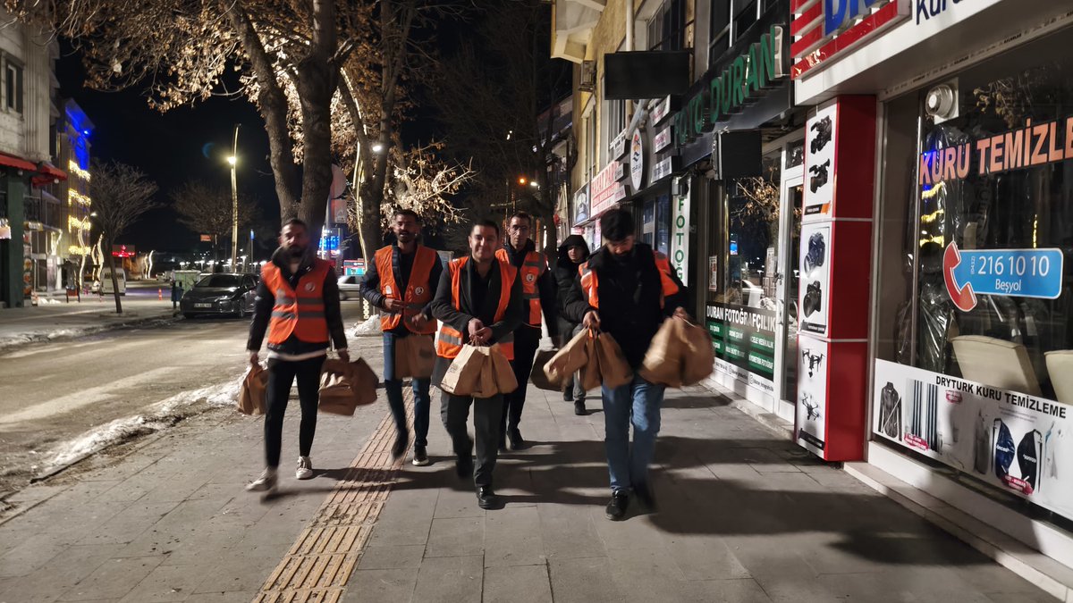 akgenclikvann's tweet photo. Yönetim kurulu üyelerimizle birlikte gece nöbetinde sağlık çalışanlarımızı refakatçilerimizi ve taksi duraklarını ziyaret ederek sahurluk ikramlarımızı ulaştırdık.
Gece boyunca görev başında olan tüm emekçilerimize kolaylıklar diliyoruz.

@avyusufibis @osmannazlier @gultepeburak https://t.co/XdcCMnRSyl