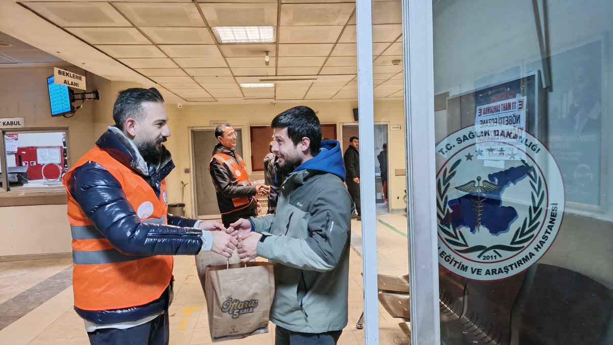 akgenclikvann's tweet photo. Yönetim kurulu üyelerimizle birlikte gece nöbetinde sağlık çalışanlarımızı refakatçilerimizi ve taksi duraklarını ziyaret ederek sahurluk ikramlarımızı ulaştırdık.
Gece boyunca görev başında olan tüm emekçilerimize kolaylıklar diliyoruz.

@avyusufibis @osmannazlier @gultepeburak https://t.co/XdcCMnRSyl