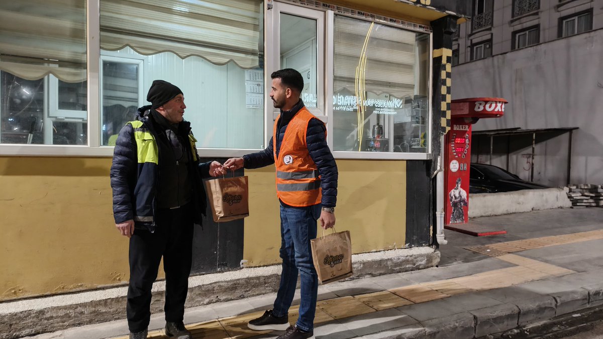akgenclikvann's tweet photo. Yönetim kurulu üyelerimizle birlikte gece nöbetinde sağlık çalışanlarımızı refakatçilerimizi ve taksi duraklarını ziyaret ederek sahurluk ikramlarımızı ulaştırdık.
Gece boyunca görev başında olan tüm emekçilerimize kolaylıklar diliyoruz.

@avyusufibis @osmannazlier @gultepeburak https://t.co/XdcCMnRSyl