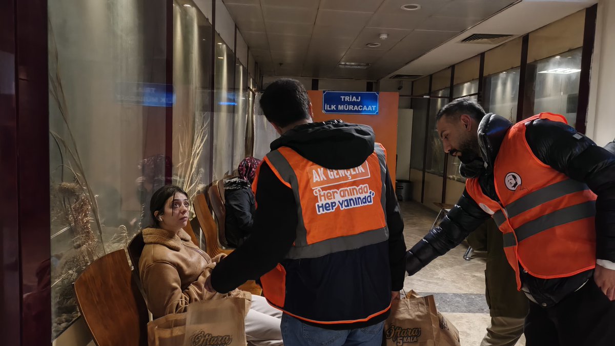 akgenclikvann's tweet photo. Yönetim kurulu üyelerimizle birlikte gece nöbetinde sağlık çalışanlarımızı refakatçilerimizi ve taksi duraklarını ziyaret ederek sahurluk ikramlarımızı ulaştırdık.
Gece boyunca görev başında olan tüm emekçilerimize kolaylıklar diliyoruz.

@avyusufibis @osmannazlier @gultepeburak https://t.co/XdcCMnRSyl