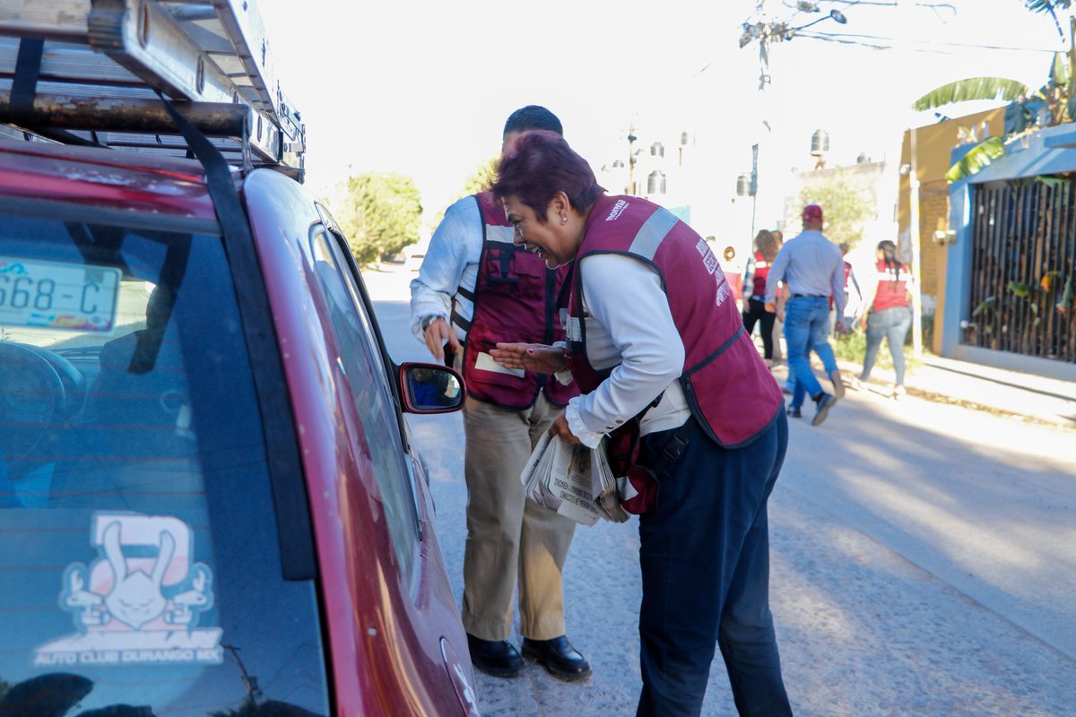 GarciaGaray_L's tweet photo. Seguimos en territorio, cumpliendo con la encomienda de caminar nuestras colonias y casa por casa entregar el periódico #Regeneración, nuestra herramienta para informar sobre los avances de la 4Ta Transformación y los logros del segundo piso que encabeza nuestra Presidenta @Claudiashein .