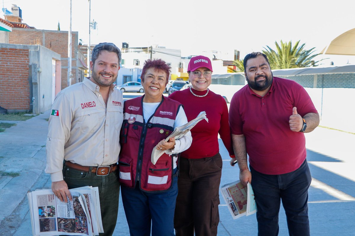 GarciaGaray_L's tweet photo. Seguimos en territorio, cumpliendo con la encomienda de caminar nuestras colonias y casa por casa entregar el periódico #Regeneración, nuestra herramienta para informar sobre los avances de la 4Ta Transformación y los logros del segundo piso que encabeza nuestra Presidenta @Claudiashein .