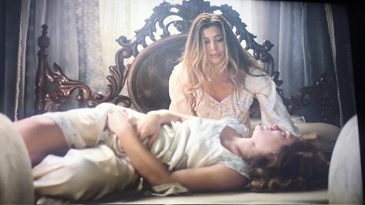 MeryMedeirox's tweet image. Duas trouxas brigando por um lixo de homem que é o Antônio 🤮

#DonaBeja #cap18