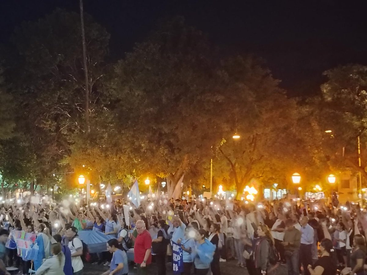 chipicastillo's tweet photo. Impresionante movilización docente en #Catamarca Las amenazas de Jalil, el que mandó dar quórum a la reforma laboral esclavista de Milei, no van a frenar la lucha. Toda nuestra solidaridad! https://t.co/zx4Drxm0X1