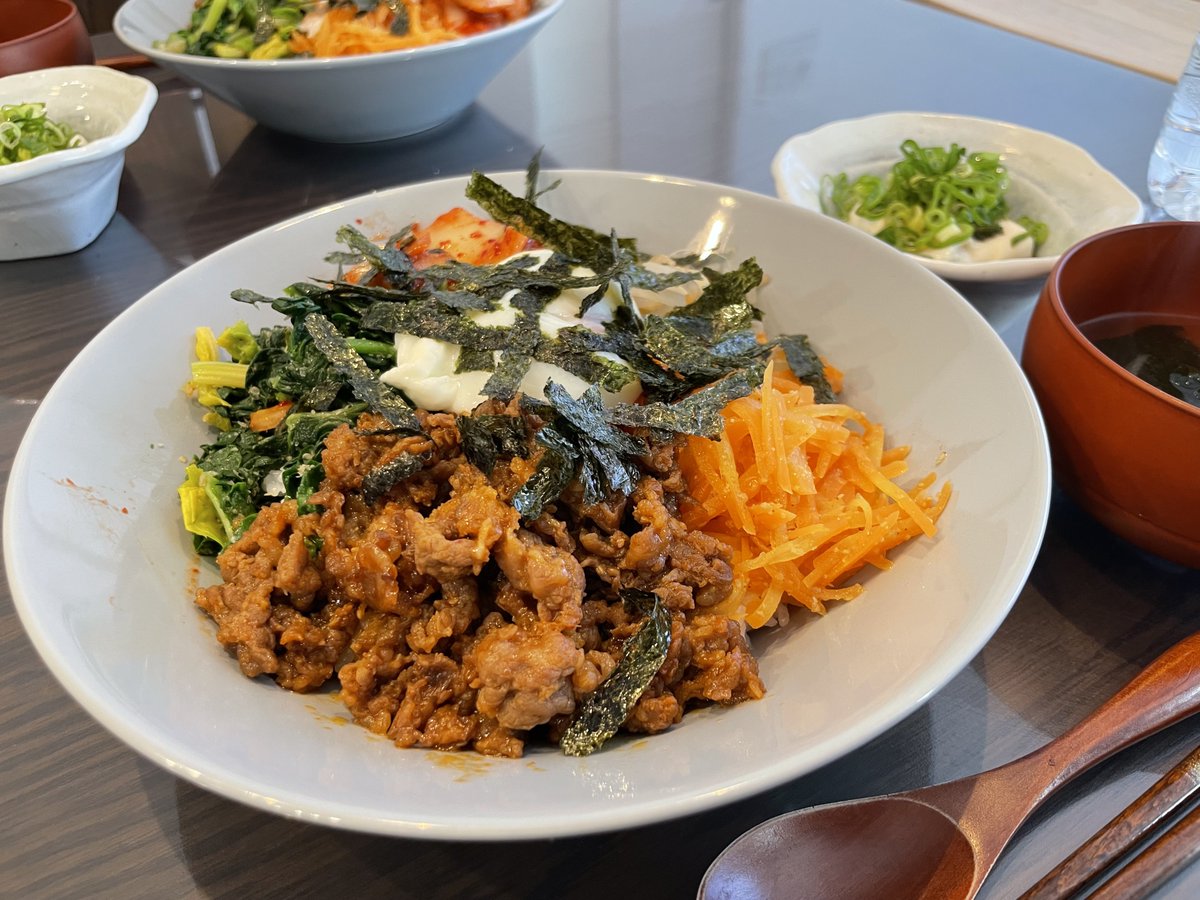 035_69's tweet photo. ビビンバ。ビビンパ？
三種のナムルはせいろでクッキングペーパーで包んで蒸して、シート内で調味料で和えたら楽だった😊
美味しかったからまた作ろー❣️ https://t.co/UldQycLGDe