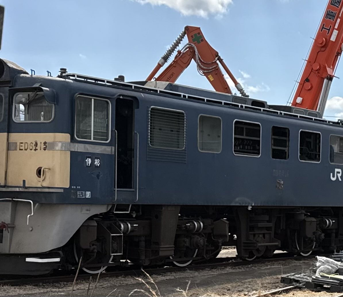 A4444b44's tweet photo. ED62 15 シート留める穴の隙間から撮ったのが最初で最後ということに
D52のトップナンバーすら解体する蛮行をするものだから… https://t.co/Kq8aG3XoDg