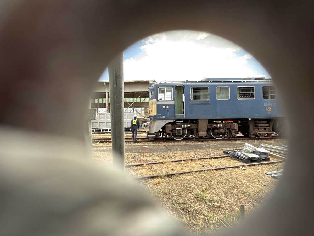 A4444b44's tweet photo. ED62 15 シート留める穴の隙間から撮ったのが最初で最後ということに
D52のトップナンバーすら解体する蛮行をするものだから… https://t.co/Kq8aG3XoDg