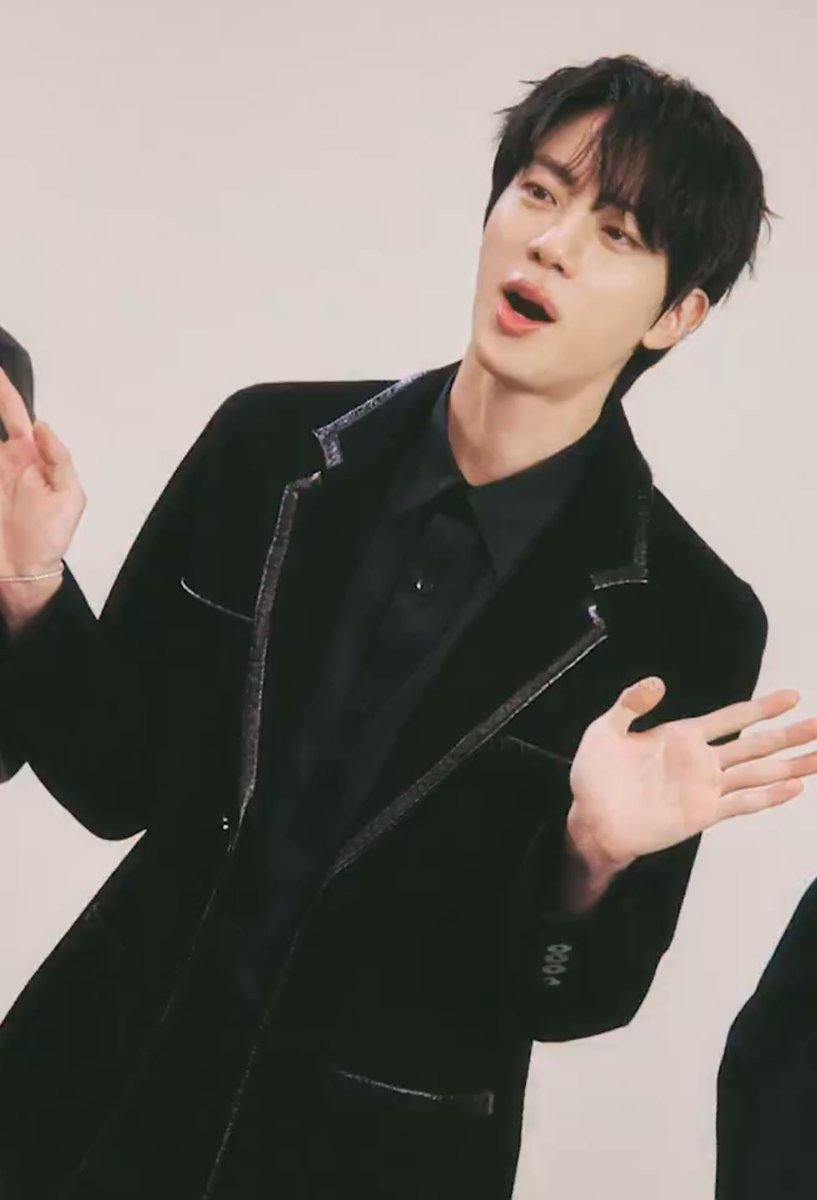 jin12040000's tweet photo. @netflix 🥰🥰🥰🥰🥰🥰🥰🥰
#방탄소년단진 #jin @BTS_twt https://t.co/H6lvsahHr3