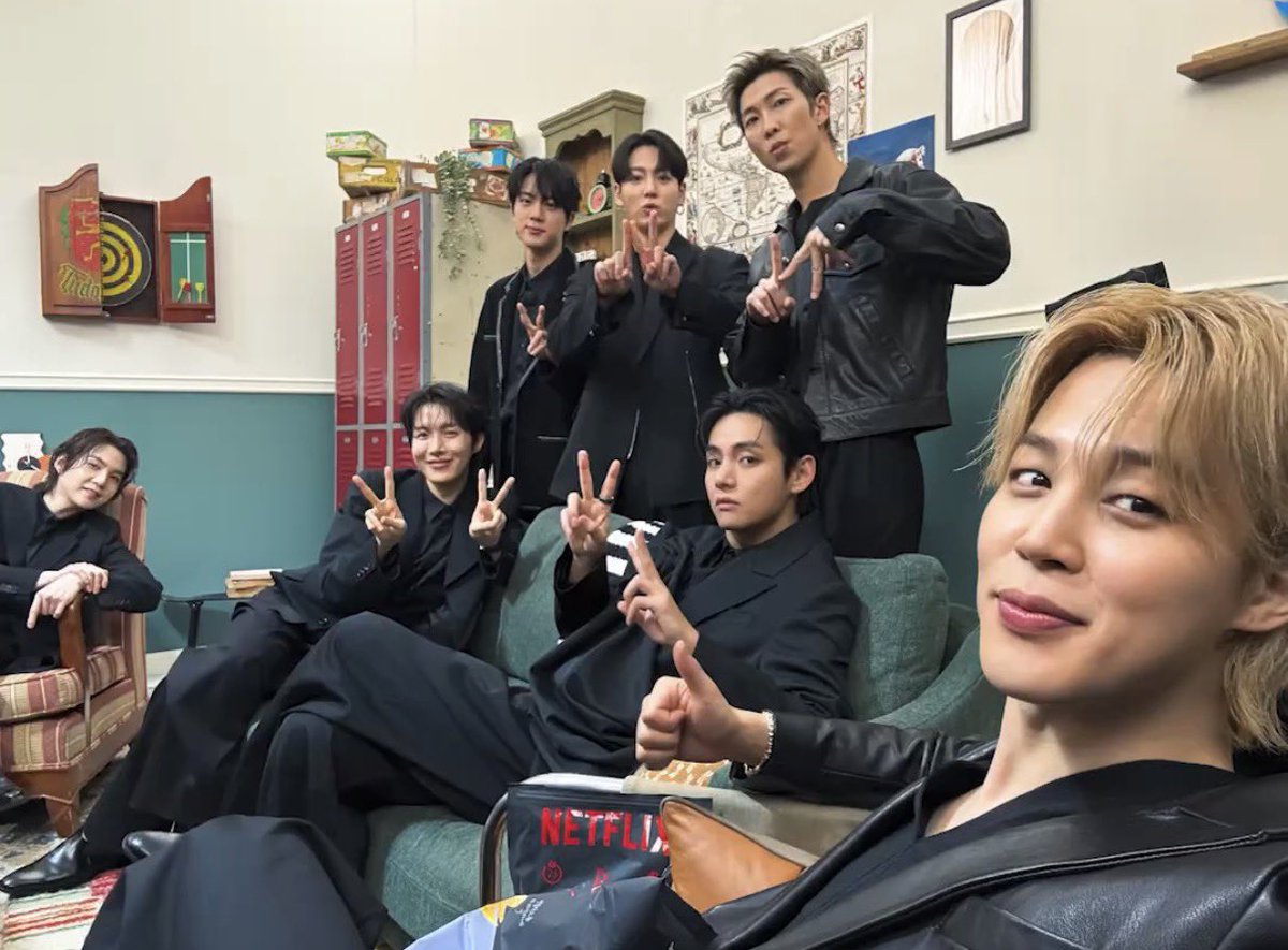 pjmIesviu's tweet photo. ESTA FOTO OT7??? Lo preciosos que lucen los siete juntos, soy llanto, APOBANGPO 💜😭

BTS IS 7
BTS IS COMING
#BTSisSeven https://t.co/Xf2CXxhRtS