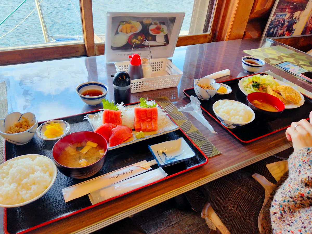 MachRacer's tweet photo. たまにはALUを離れ、東京から近い三崎港にマグロを食べに１泊🐟

小泉元首相なども来店してるはまゆうさんのマグロ、中トロもマグロフライも評判通りめちゃウマ🌈

うらりマルシェ前から出てる水中観察船にじいろさかな号はカモメの餌やりが超楽しかったのと、平日の朝なので空いてて良きですた🎵 https://t.co/Io8g9Jj32T