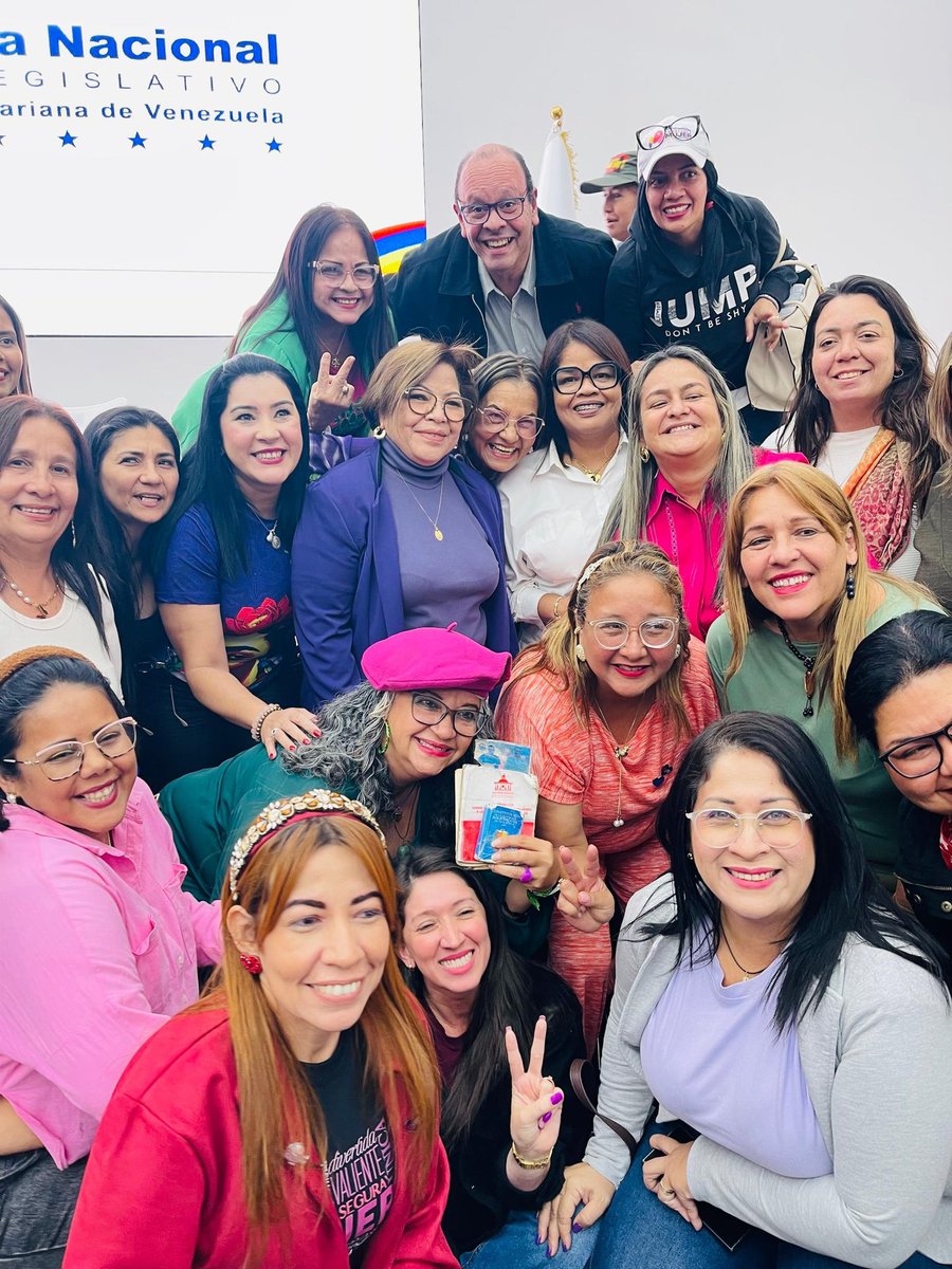 Psoymujer's tweet photo. Construyendo un camino de derechos: hoy participamos en el debate de la Ley de la Mujer. Porque juntas somos más fuertes. 🌸 https://t.co/jOmLoak7mY