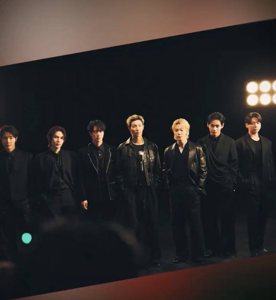 they’re all dressed in black because arirang is the funeral of k-pop