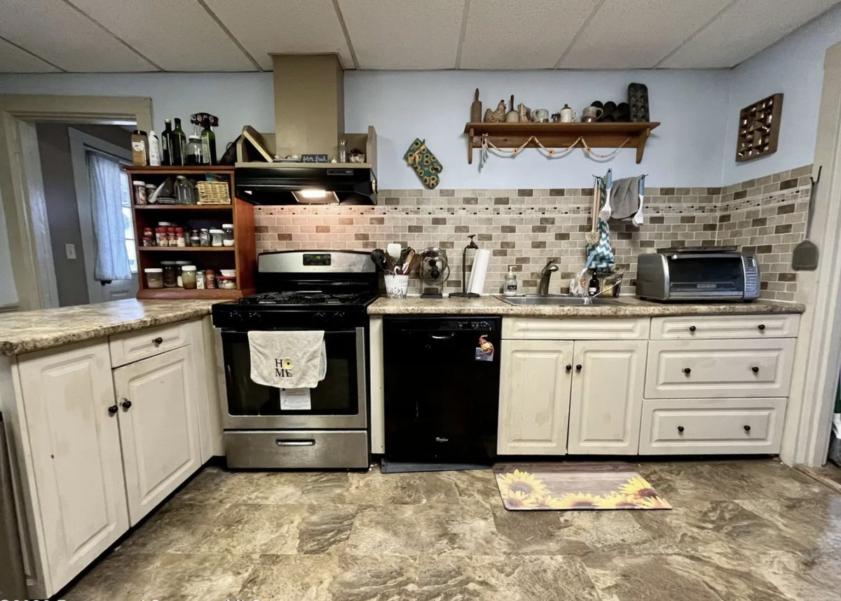 oldhouseunder50's tweet image. $199,500. Rustic charm meets practicality: a 3-bedroom, 1.5-bath #Pennsylvania #farmhouse on one a#cre with expansive #mountainviews and a first-floor office.  countrylifedreams.com/c-1900-pennsyl…