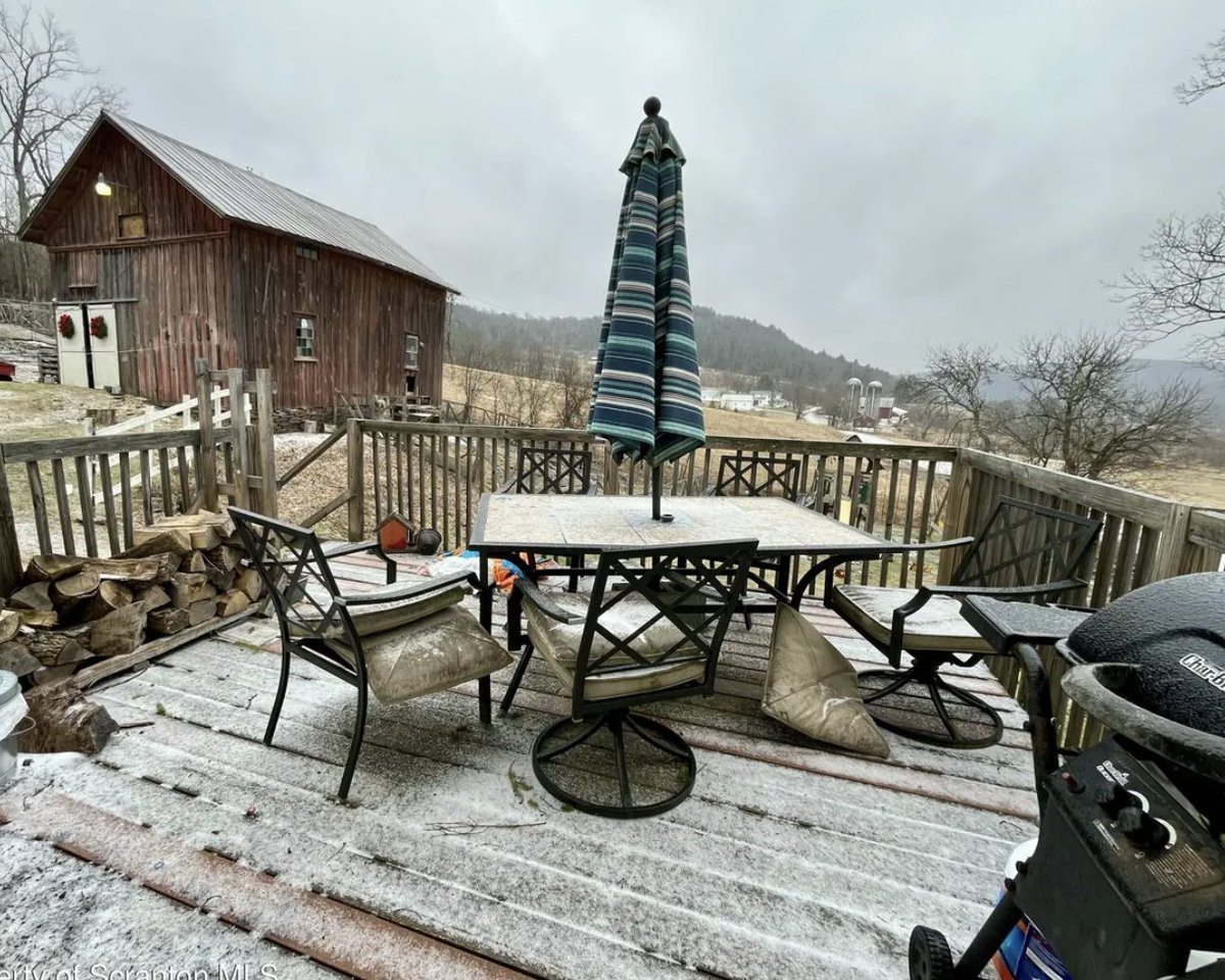 oldhouseunder50's tweet image. $199,500. Rustic charm meets practicality: a 3-bedroom, 1.5-bath #Pennsylvania #farmhouse on one a#cre with expansive #mountainviews and a first-floor office.  countrylifedreams.com/c-1900-pennsyl…