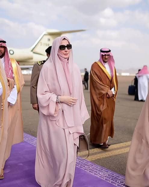 آؤ مدینے چلیں 

13 ارب کے جہاز میں چلیں، 

عوام کے ٹیکس کے پیسوں سے۔

آؤ مدینے چلیں اسی مہینے چلیں