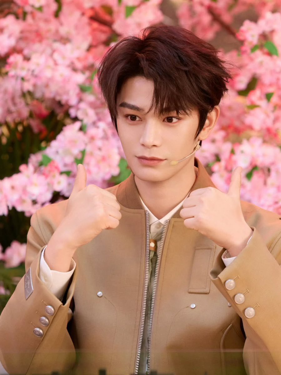 dingyuxi_myfc's tweet photo. Unlock a whole new perspective with Al, and enjoy the joy of work and life together with Ding Yuxi.
Cr.丁禹兮工作室 weibo
#丁禹兮 #dingyuxi #ryanding #dingyuximyfanclub
#oreate https://t.co/tFV1L6d3j5