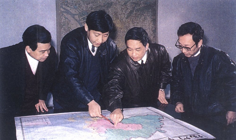 FieldScenery's tweet photo. 1991年12月，时任福州市委书记的习近平与同事讨论福州市战略规划设想 https://t.co/l2C41EmVbk