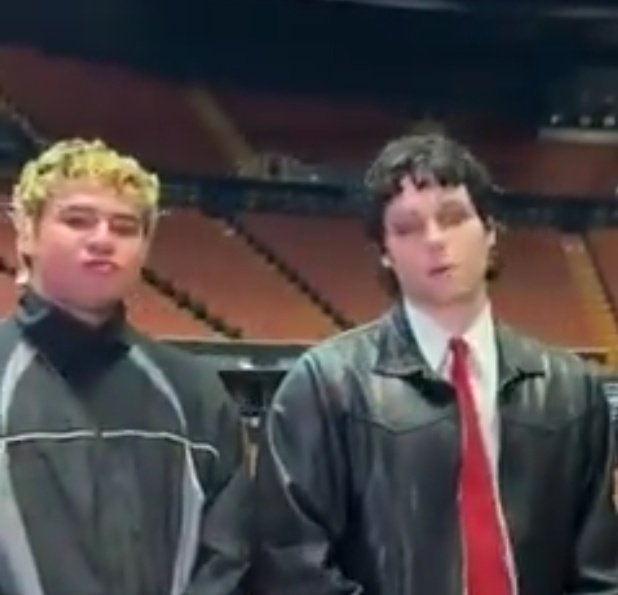 estoy un 80% segura que un día Luke y Calum se miraron y se comunicaron telepaticamente diciendo "y si intercambiamos pelos" y ahora están así