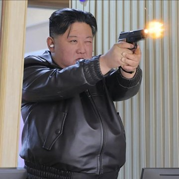 L_ThinkTank's tweet photo. [ 🇰🇵 CORÉE DU NORD ]

🔸 Le leader suprême nord-coréen Kim Jong Un a été filmé en train d’essayer des armes à feu lors d’un test de tir, selon des images diffusées par les médias d’État. https://t.co/rSLKniXwAl