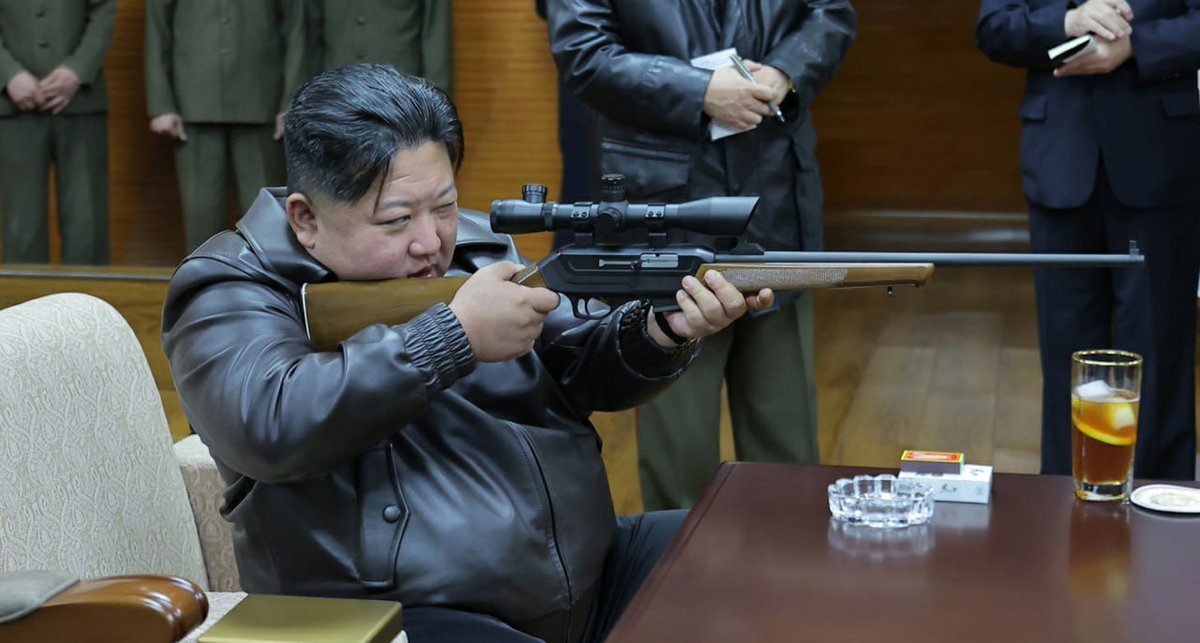 L_ThinkTank's tweet photo. [ 🇰🇵 CORÉE DU NORD ]

🔸 Le leader suprême nord-coréen Kim Jong Un a été filmé en train d’essayer des armes à feu lors d’un test de tir, selon des images diffusées par les médias d’État. https://t.co/rSLKniXwAl