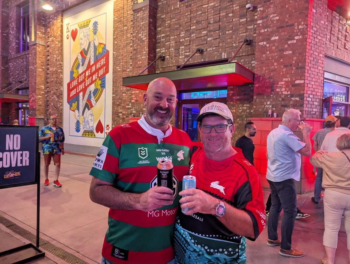 ozmustang65's tweet photo. @RandomSouthsGuy Saw this Fellow Rabbitohs 🐇🐰 Supporter on the Strip in Las Ve'gaas Baby Matey' 🤠👍🐇🐰🏉!! 1st time meeting &amp; got to talking bout the upcoming Season, the New Signings, Dave Fifita, Payne Haas etc
New Mate after 20Min of interaction 
COOL 😎
Let's #GoRabbitohs https://t.co/3jTYNCpEki