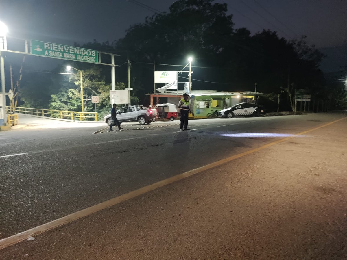 PolVial_GobOax's tweet photo. 🟢🚔#ReporteVial Se normaliza la circulación vehicular tras retiro de manifestantes en el km 29 de la carretera federal 175, en el tramo Valle Nacional–Tuxtepec, a la altura del puente de Santa María #Jacatepec. #Oaxaca
👉Respete las normas y reglas de tránsito. https://t.co/CJUkghmd6B
