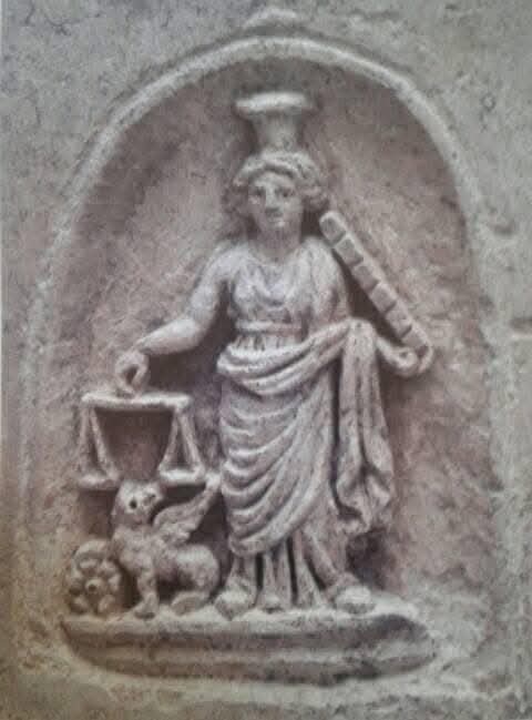 عام 2004 قدّمت سوريا للأمم المتحدة في جنيف تمثال نِمسيس آلهة العدالة المكتشف في Dura-Europos على ضفة الفرات. يعود التمثال لمدينة أسسها السلوقيون نحو 300 ق.م ويُجسّد نمسيس واقفة بردائها الطويل تمسك ميزان العدالة وإلى جانبها رمزها الأسطوري
#دورا_أوروبوس #التراث_السوري #آثار_سوريا