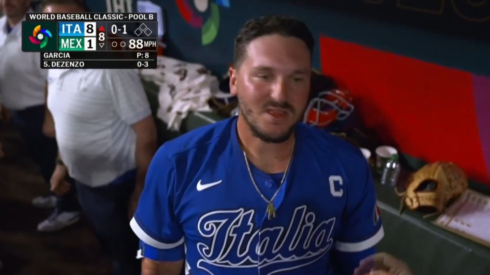 "Hat-trick"... ¿Alguien que detenga a este hombre? Vinnie Pasquantino, el capitán y primera base de la selección de Italia acaba de hacer lo que nadie en 20 años del #WorldBaseballClassic había logrado; ¡3 HRs en un partido! México lo sufrió y todos los presentes en el Daikin