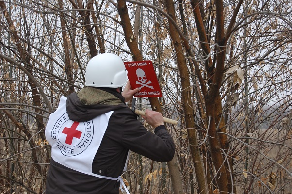 ICRC_th's tweet photo. War may end, but hidden explosives remain.

Landmines &amp; explosive remnants of war still contaminate 52 countries, turning everyday life into danger.

On 4 April – #MineAwarenessDay, we highlight why prevention and protection matter. https://t.co/C066rTQLRs
