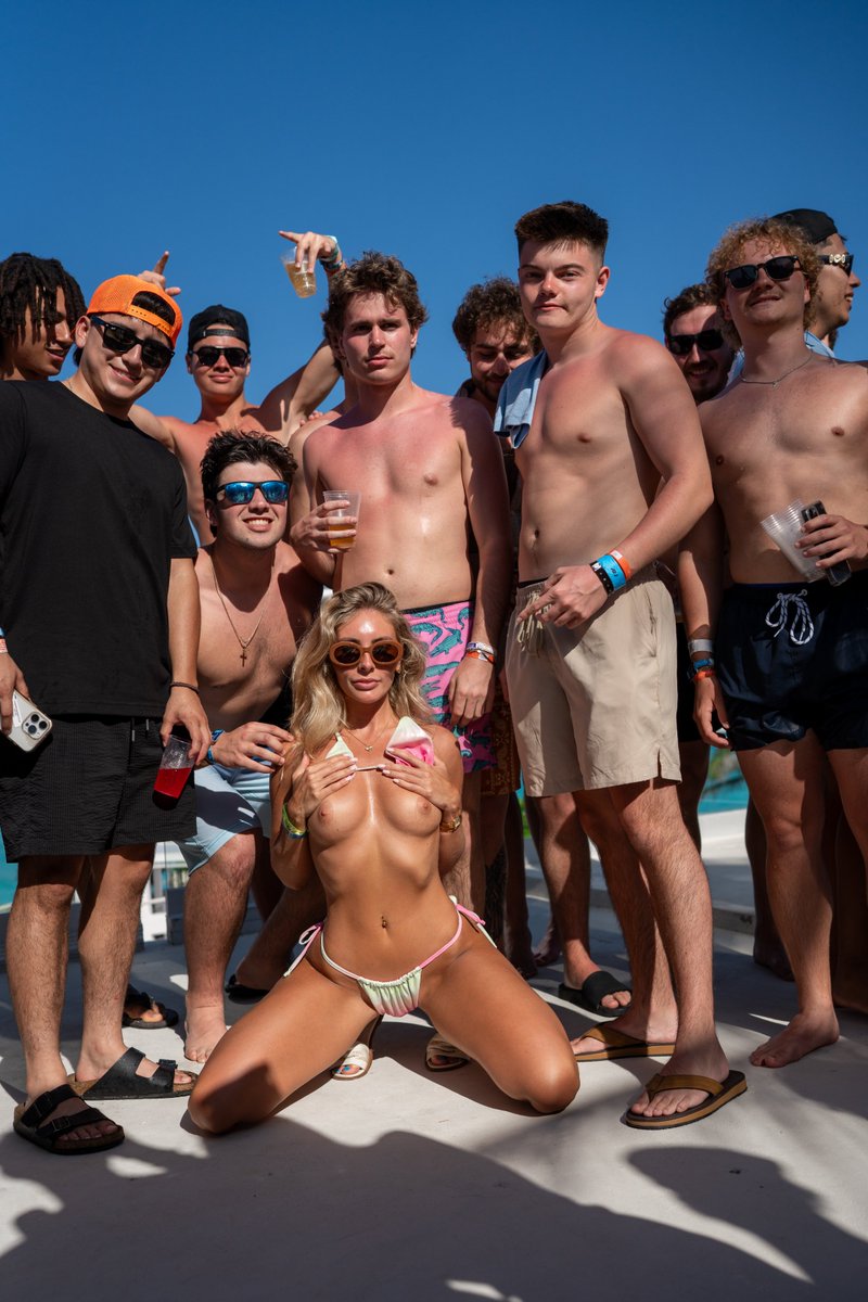 BonnieBlue_xoxo's tweet photo. this weekend i'll be draining every spring breaker in cancun, see you there boys 😘 https://t.co/F8YypBK51i