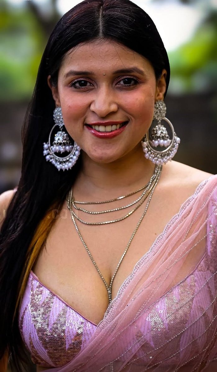 Cinema8Master's tweet image. Mannara Chopra, cousin of Priyanka Chopra. She acted in some glamorous roles and item numbers. Underrated curvy actress.
