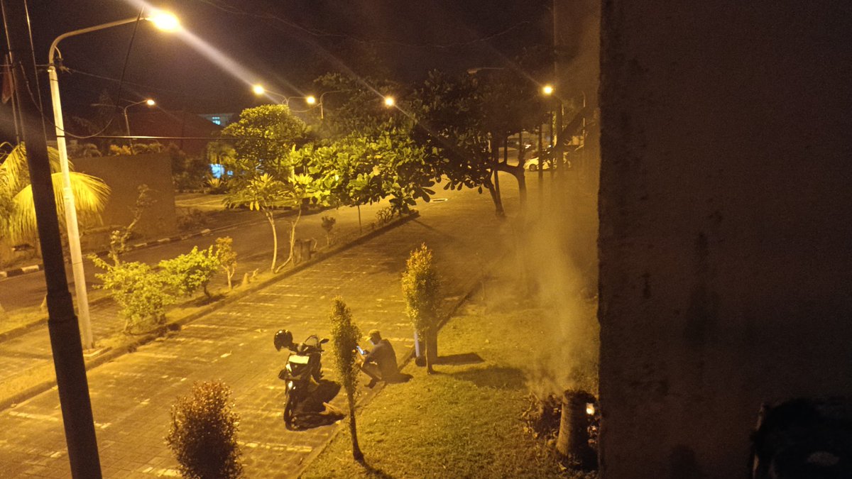 veryltanaka's tweet photo. Rabu, 11 Maret 2026 
Pukul 19.44 Wita

Pembakaran sampah daun kering di belakang kamar kos, dan masuk ke kamar kos. 
Sudah di tegur bapak kos. https://t.co/MVkuIWXY6x