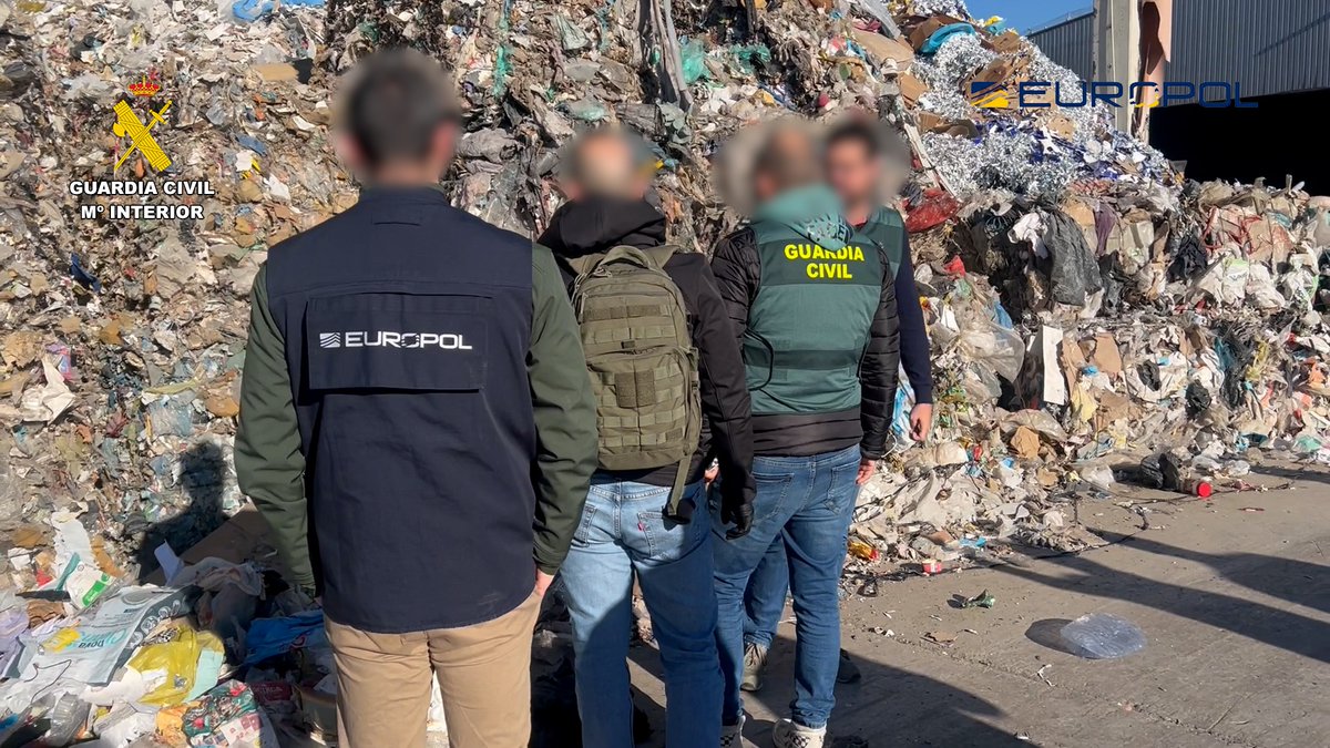 informativos's tweet photo. Operación internacional contra el tráfico ilegal de residuos se salda con 337 detenidos" 

La Guardia Civil ha liderado una amplia operación policial internacional contra el tráfico ilícito de residuos y otras formas de criminalidad medioambiental que h...
https://t.co/St7niO4UPC https://t.co/ROpogxKwfY