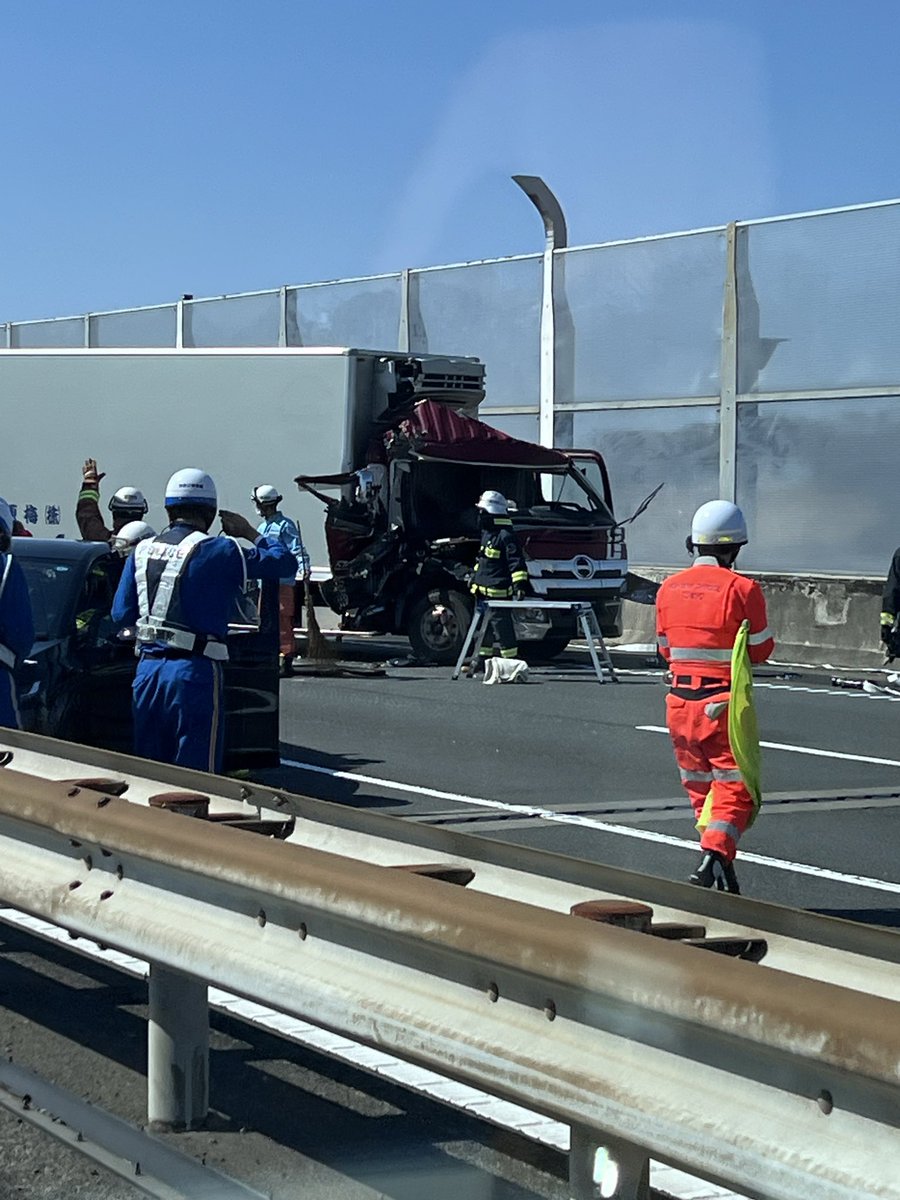 pkarin_ofa's tweet photo. 東名上り、トラック事故通行止め下り見物渋滞　#東名高速 https://t.co/YGmrErSjHe