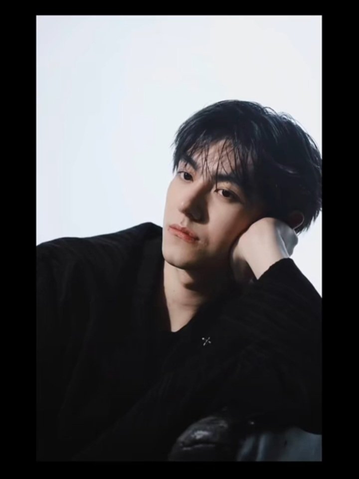 ripensoul_V's tweet photo. Biasa aja sih, gak tahu ini model apa. Belakangan belum cukur lagi jadi agak panjang. Biasanya Kanra dicukurin Mang Ujang kalau lagi di Indonesia. Kalau di Shinjuku, ada salon langganan (gue lupa nama karakternya tapi dimainin sama Mika @asagikanou ) https://t.co/MbgN4KEYX5
