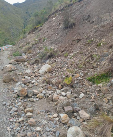 COENPeru's tweet photo. #Pasco: un #Deslizamiento ocurrido la mañana de hoy en el C.P. Chaupimarca, distrito #Tapuc, provincia Daniel Alcides Carrión, mantiene restringido el tránsito en 7 tramos de vía vecinal y no se cuenta con ruta alterna. Gobierno local culminó la #EDAN y gestiona el apoyo con maquinaria pesada para atender la emergencia.