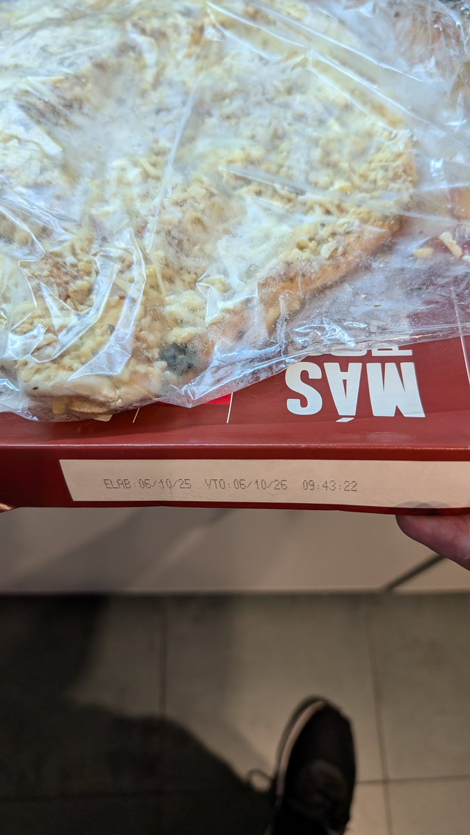 luchonat's tweet photo. Encontré por qué Sibarita es tan rica... Parece que le meten Roque? Que hijaputez querer comer pizza y que vengan así, incluso de lotes distintos... https://t.co/azjIx8zHua