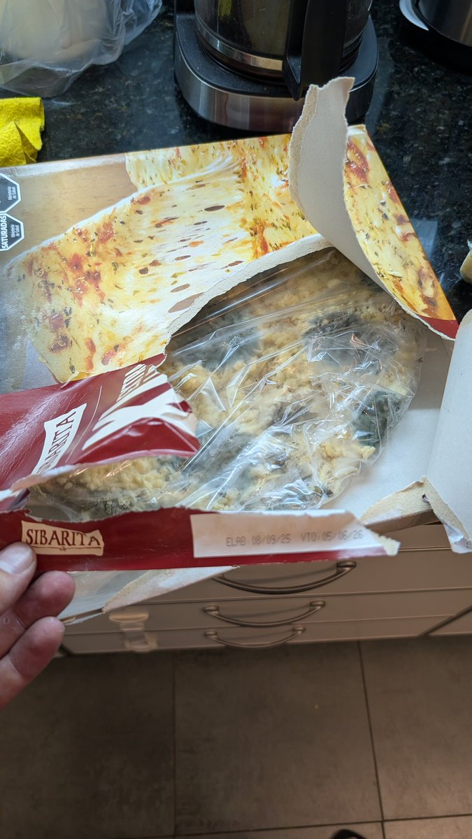 luchonat's tweet photo. Encontré por qué Sibarita es tan rica... Parece que le meten Roque? Que hijaputez querer comer pizza y que vengan así, incluso de lotes distintos... https://t.co/azjIx8zHua