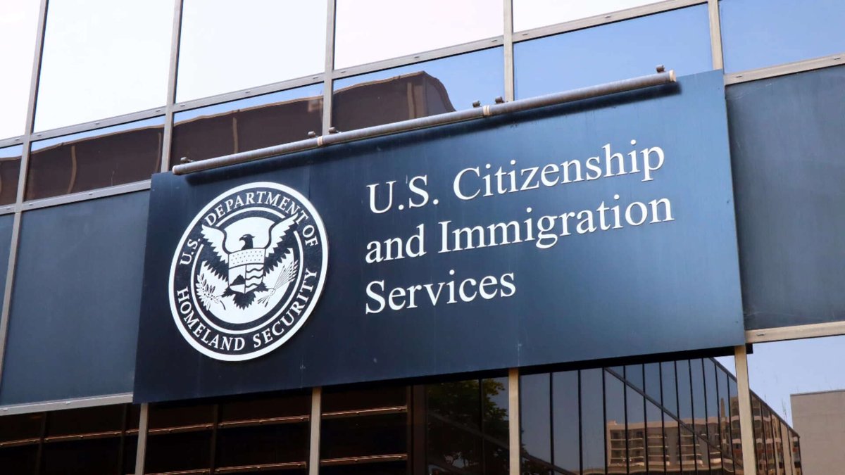 newsglobeorg's tweet image. 🚨 H-1B Employer Data Hub Offline: Three Years of Records Missing  
The USCIS portal has gone dark, erasing 2021-23 filings with no ETA for its return.  
#H1B #Immigration #USCIS